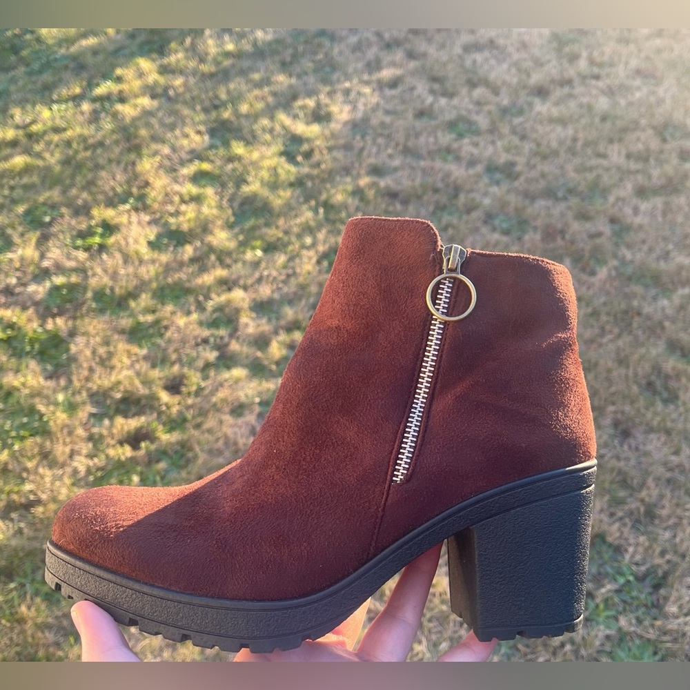 Women’s brown boots, size 9 and never used. Perfect kind of boots for fall!🤎